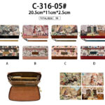 Cartera Sintética de Mujer con Muñeca Sweet Candy, Asa Corta Extraíble y Bolsillo Trasero