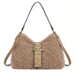 Bolso de Hombro con Pelo Sintético y Solapa con Tachuelas Decorativas para Mujer - Imagen 6