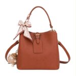 Bolso de Mano Sintético de Mujer con Pañuelo Decorativo y Alegre Muñeco Extraíble - Imagen 2