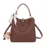 Bolso de Mano Sintético de Mujer con Pañuelo Decorativo y Alegre Muñeco Extraíble - Imagen 6