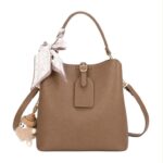Bolso de Mano Sintético de Mujer con Pañuelo Decorativo y Alegre Muñeco Extraíble - Imagen 4