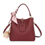Bolso de Mano Sintético de Mujer con Pañuelo Decorativo y Alegre Muñeco Extraíble - Imagen 5