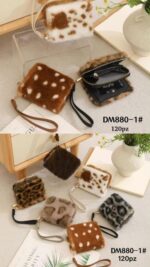 Monedero con Pelo Sintético, Diseño Animal Print y Asa Corta Extraíble para Mujer - Imagen 7