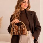 Bolso de Mano Sintético con Diseño Flecos Multicolor y Asa Corta Gruesa Dorada para Mujer - Imagen 2