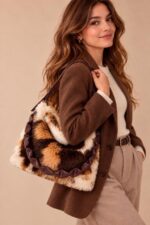 Bolso de Hombro tipo Hobo con Pelo Sintético y Asa Larga Acolchada para Mujer - Imagen 2
