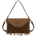 Bolso Bandolera Sintético de Mujer tipo Sobre con Solapa de Botón con Tachuelas y Flecos Decorativos - Imagen 3