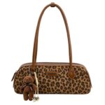 Bolso de Hombro Sintético tipo Baguette con Estampado Leopardo y Osito Decorativo para Mujer - Imagen 6