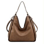Amplio Bolso de Hombro Sintético Hobo con Asa Ajustable y Laterales con Tachuelas Decorativas Mujer - Imagen 6