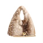 Bolso de Mano con Pelito Sintético, Asa de Cadena y Esfera Decorativa Dorada Frontal para Mujer