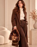 Bolso de Mano con Pelito Sintético, Asa de Cadena y Esfera Decorativa Dorada Frontal para Mujer - Imagen 2