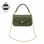 Bolso de Mano Compacto tipo Sobre en Piel Italiana con Asa Larga de Cadena Dorada