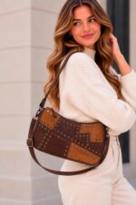 Bolso de Hombro Sintético Bicolor con Tachuelas Frontales y Bolsillo Trasero para Mujer - Imagen 2