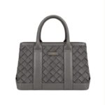 Bolso Sintético Diana & Co Firenze con Frontal Trenzado, Estilo Serraje y Botones Laterales